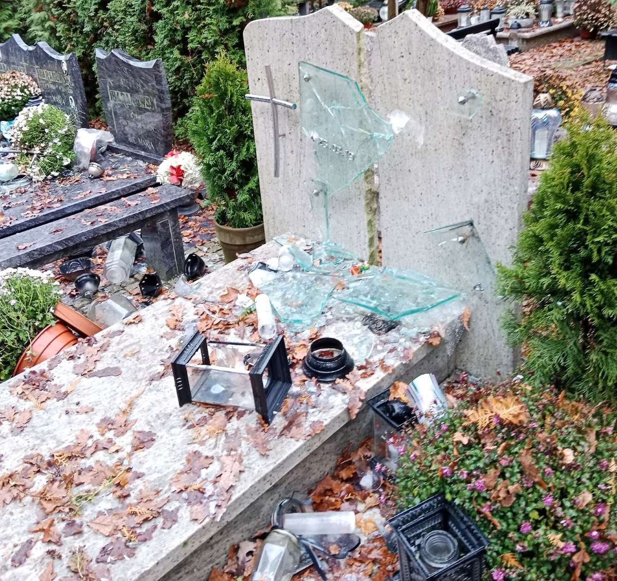 zniszczone nagrobki