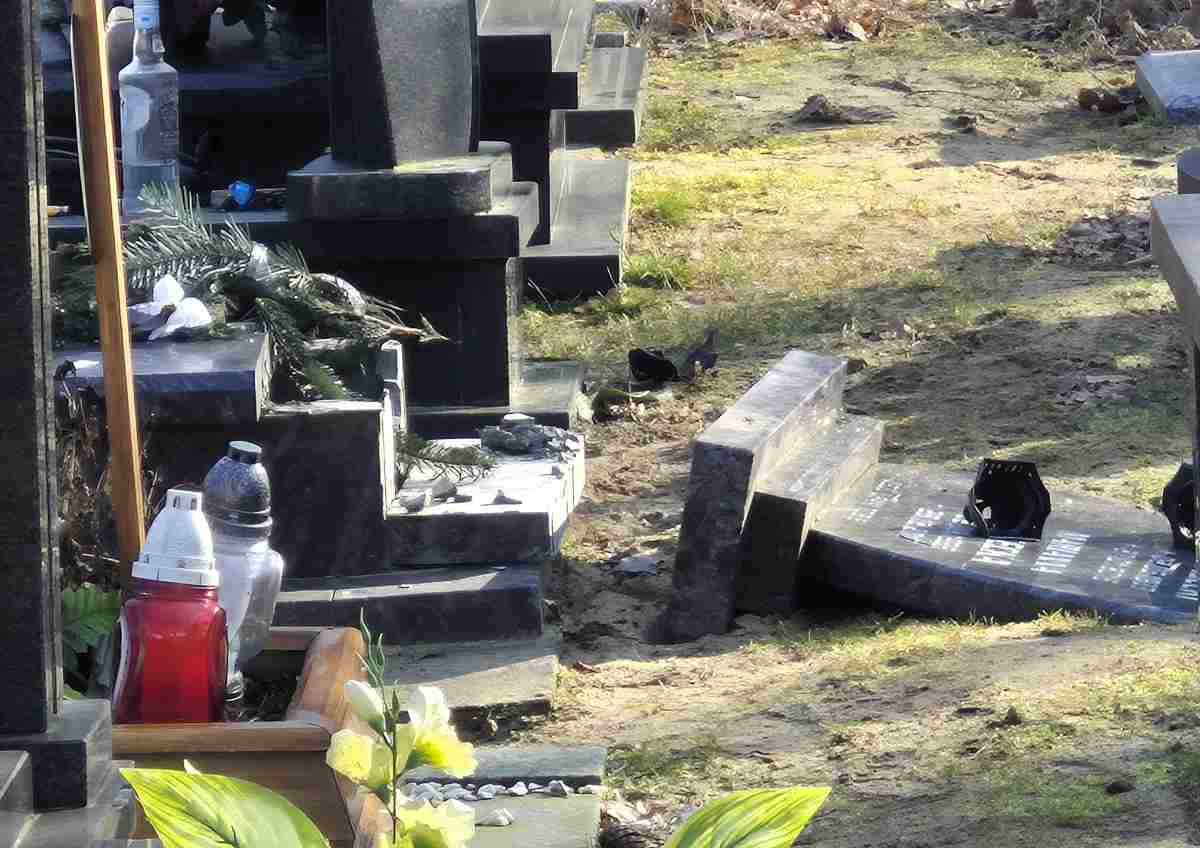 dewastacja na cmentarzu w Policach