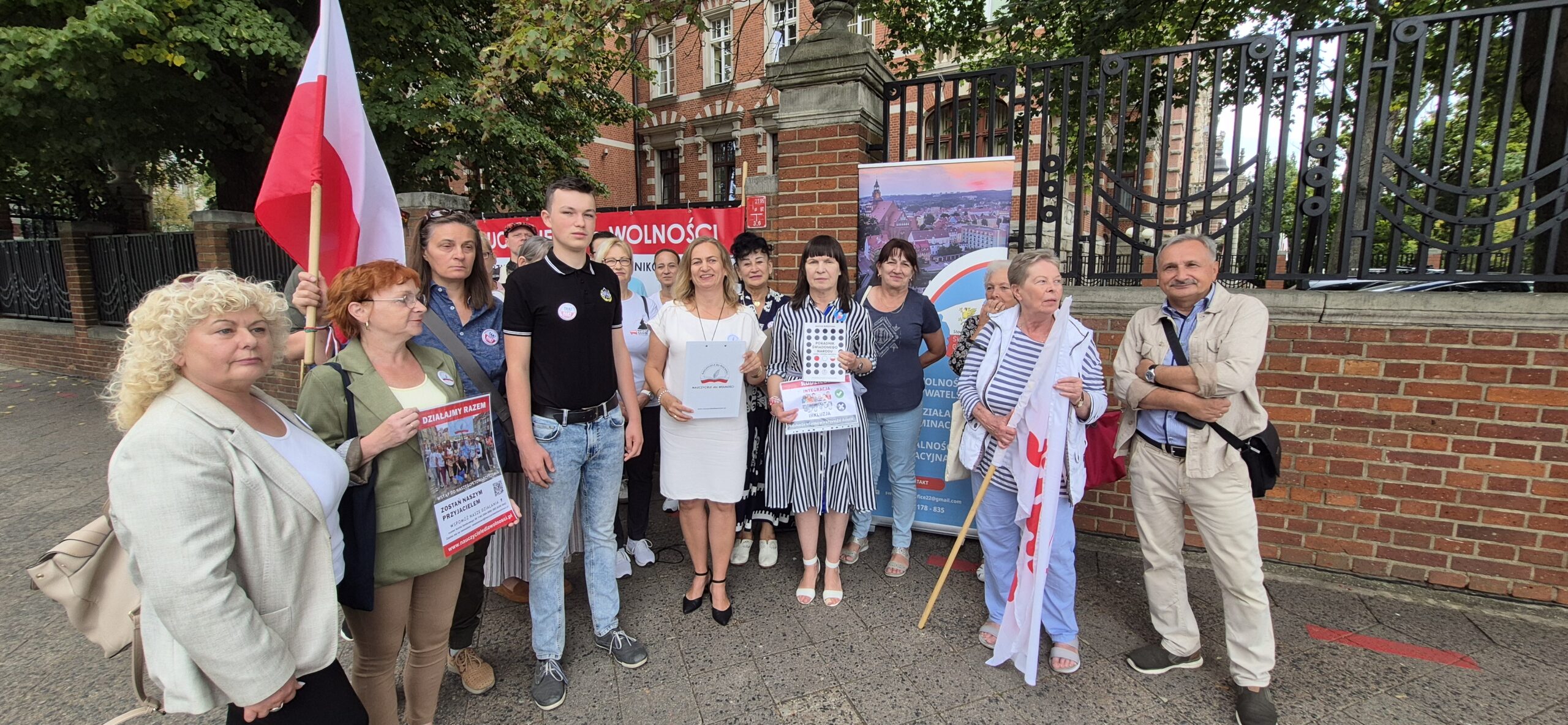 Pikieta przed Kuratorium w Szczecinie