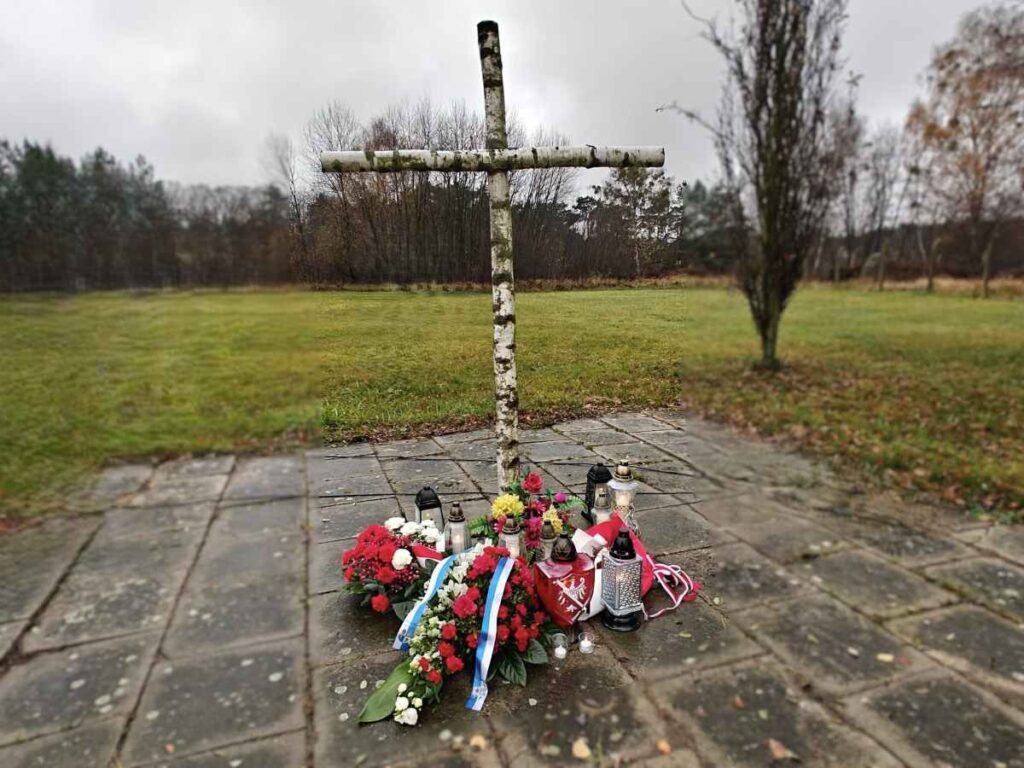 brzozowy krzyż - stara fabryka Police